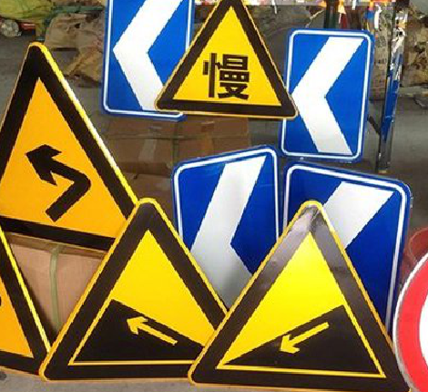 随县标识标牌中颜色的确定是很重要的。